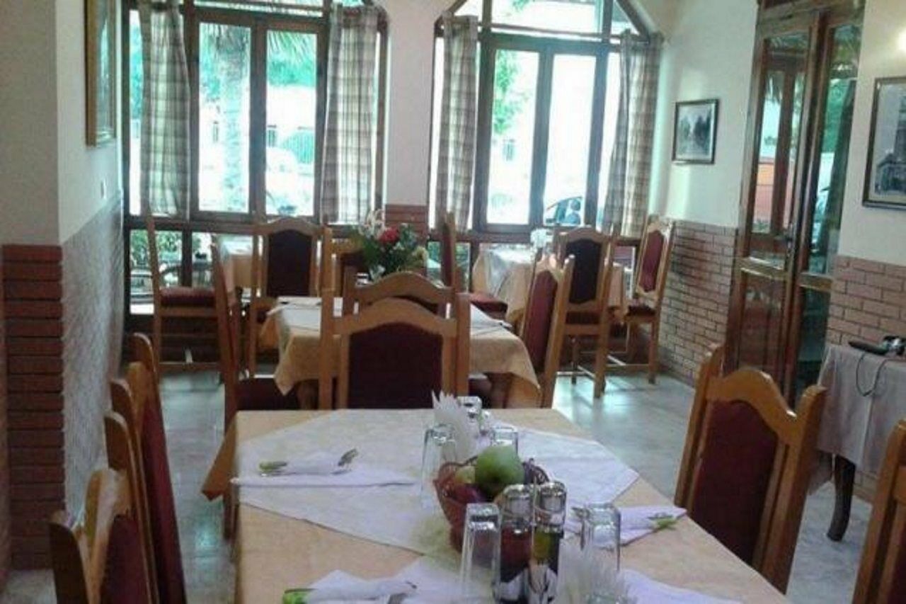 Hotel 4 Stinet Vlore Ngoại thất bức ảnh